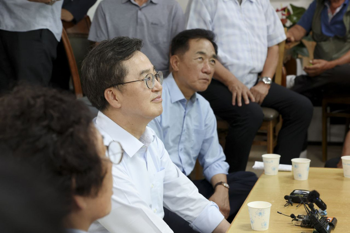 ▲김동연 경기도지사가 평택 포승읍 내기1리 무더위 쉼터에서 어르신들과 테이블에 모여 경청하는 시간을 갖고 있다. (경기도)