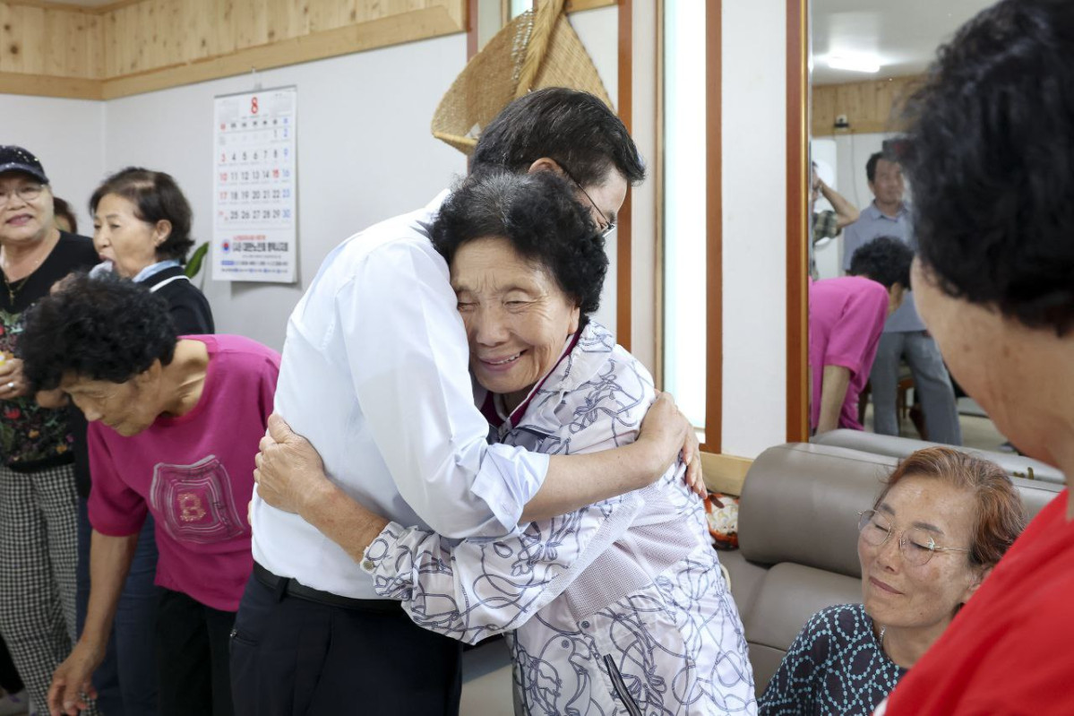▲김동연 경기도지사가  평택 포승읍 무더위 쉼터에서 어르신을 포옹하고 있다. (경기도)