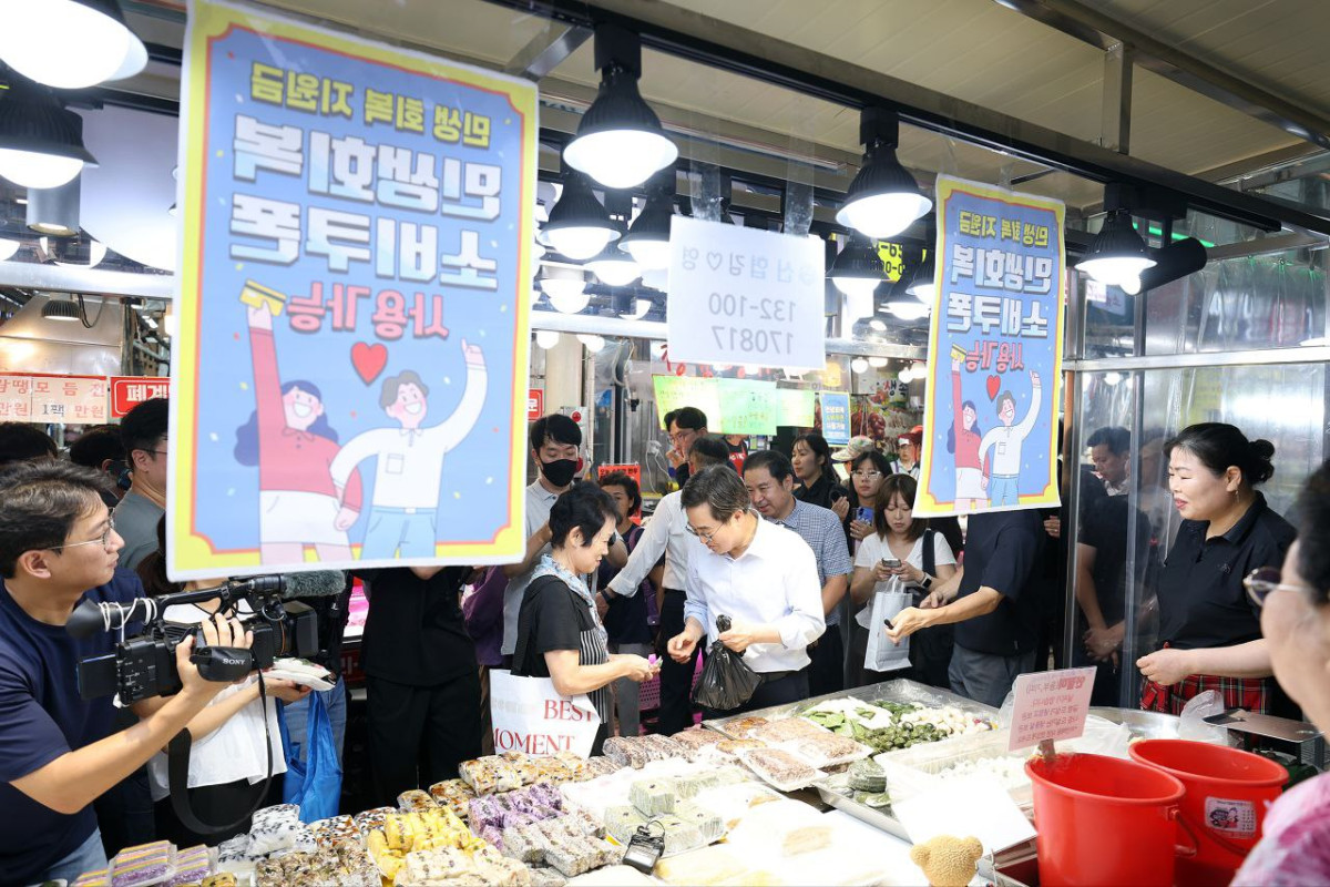 ▲김동연 경기도지사가 평택 통복시장에서 상인과 물건을 거래하며 시장의 활기찬 분위기 속에 민생경제 현장투어를 진행하고 있다. (경기도)