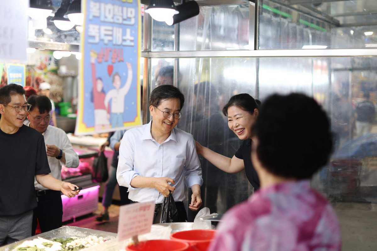 ▲김동연 경기도지사가 평택 통복시장 상점에서 상인과 대화하고 있다. (경기도)