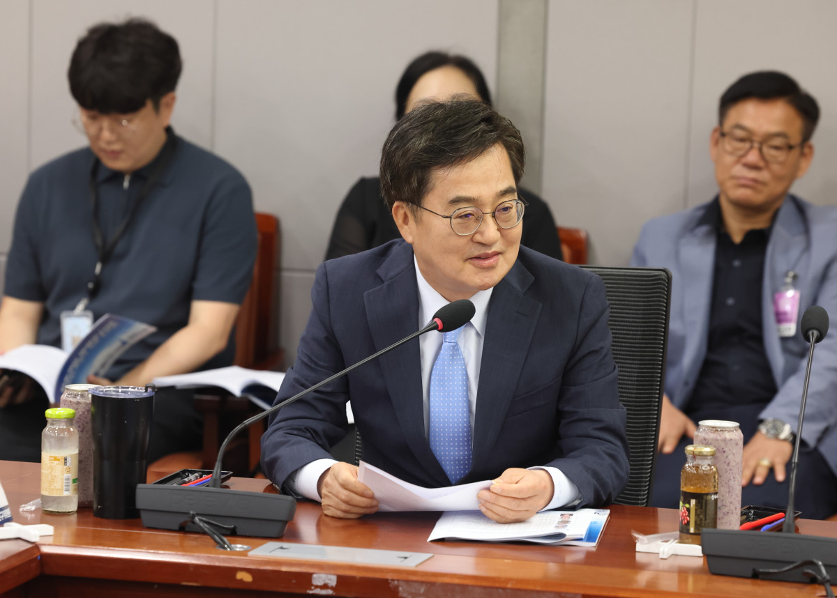 ▲김동연 경기도지사가 21일 국회의원회관에서 열린 ‘지속가능 미래도시와 국가 AI 경쟁력 강화’ 토론회에서 인사말을 하고있다. (경기도)