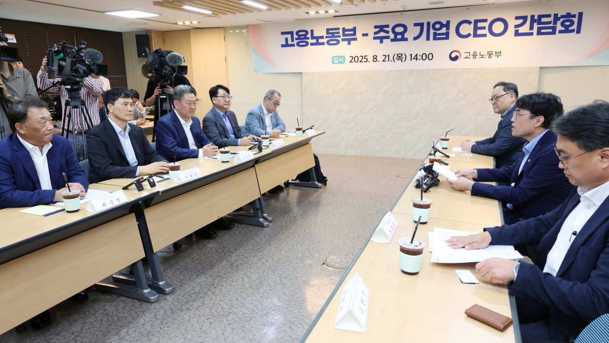 ▲권창준 고용노동부 차관이 21일 서울 중구 서울고용노동청에서 열린 ‘고용노동부-주요기업 CEO 간담회’에서 인사말을 하고 있다. 이날 간담회는 노조법 2·3조 개정(노란봉투법)을 앞두고 개정안으로 더 큰 영향을 받을 수 있는 철강·조선·자동차 기업들의 의견을 차관이 직접 듣고, 개정안에 대한 오해와 우려를 해소하기 위해 마련됐다. 신태현 기자 holjjak@