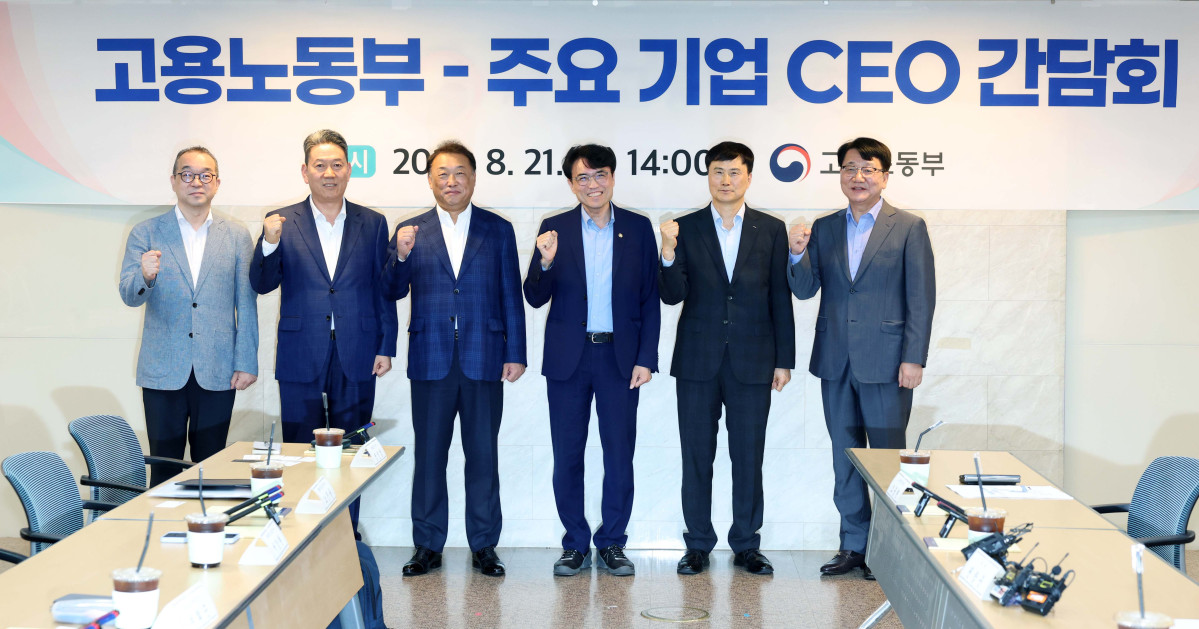 ▲권창준 고용노동부 차관 등이 21일 서울 중구 서울고용노동청에서 열린 ‘고용노동부-주요기업 CEO 간담회’에 앞서 기념촬영을 하고 있다. 사진 왼쪽부터 정인섭 한화오션 사장, 서강현 현대제철 대표이사, 최준영 기아 대표이사, 권 차관, 이희근 포스코 대표이사, 노진율 HD현대중공업 대표이사. 이날 간담회는 노조법 2·3조 개정(노란봉투법)을 앞두고 개정안으로 더 큰 영향을 받을 수 있는 철강·조선·자동차 기업들의 의견을 차관이 직접 듣고, 개정안에 대한 오해와 우려를 해소하기 위해 마련됐다. 신태현 기자 holjjak@