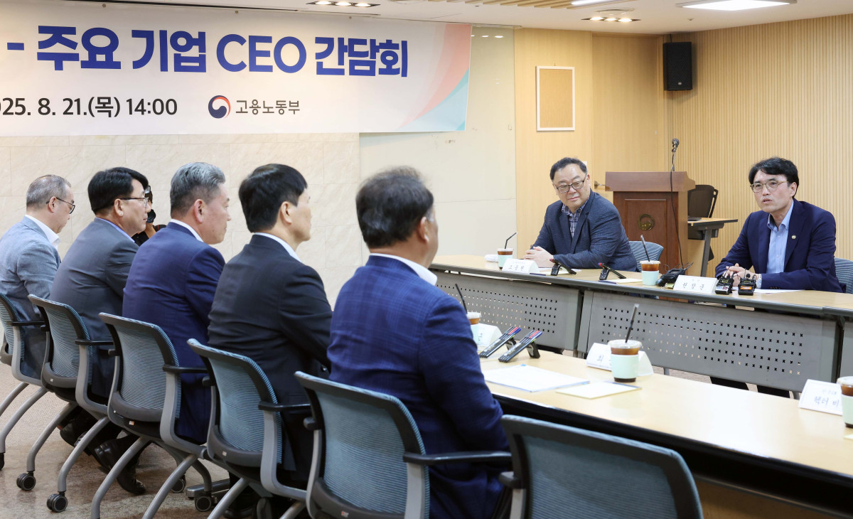 ▲권창준 고용노동부 차관이 21일 서울 중구 서울고용노동청에서 열린 ‘고용노동부-주요기업 CEO 간담회’에서 인사말을 하고 있다. 이날 간담회는 노조법 2·3조 개정(노란봉투법)을 앞두고 개정안으로 더 큰 영향을 받을 수 있는 철강·조선·자동차 기업들의 의견을 차관이 직접 듣고, 개정안에 대한 오해와 우려를 해소하기 위해 마련됐다. 신태현 기자 holjjak@