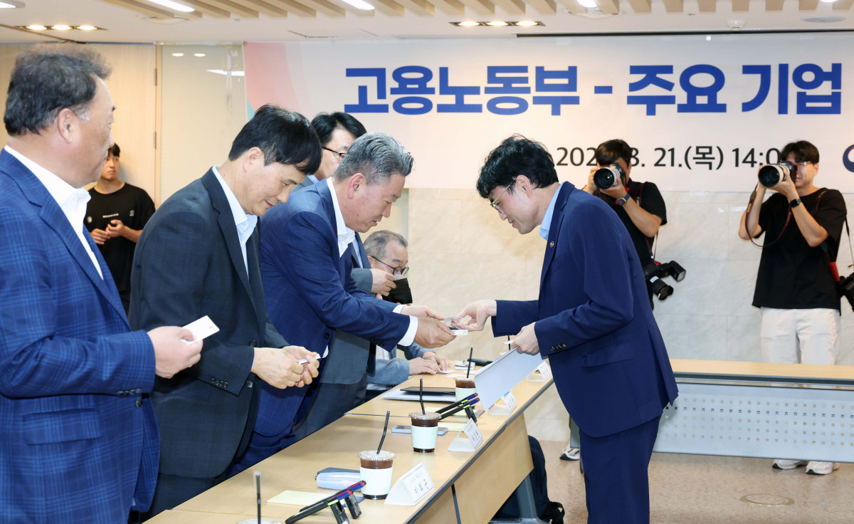 ▲권창준(오른쪽) 고용노동부 차관이 21일 서울 중구 서울고용노동청에서 열린 ‘고용노동부-주요기업 CEO 간담회’에서 기업 대표들과 인사를 하고 있다. 이날 간담회는 노조법 2·3조 개정(노란봉투법)을 앞두고 개정안으로 더 큰 영향을 받을 수 있는 철강·조선·자동차 기업들의 의견을 차관이 직접 듣고, 개정안에 대한 오해와 우려를 해소하기 위해 마련됐다. 신태현 기자 holjjak@