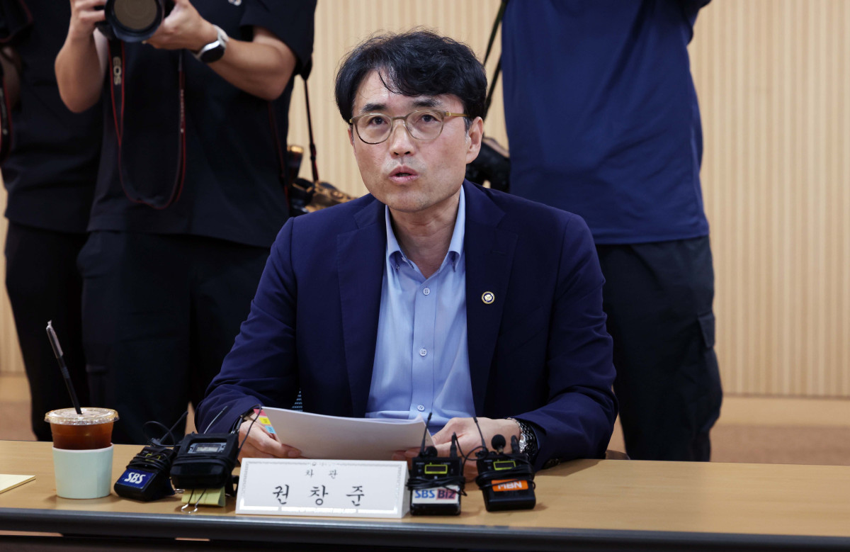 ▲권창준 고용노동부 차관이 21일 서울 중구 서울고용노동청에서 열린 ‘고용노동부-주요기업 CEO 간담회’에서 인사말을 하고 있다. 이날 간담회는 노조법 2·3조 개정(노란봉투법)을 앞두고 개정안으로 더 큰 영향을 받을 수 있는 철강·조선·자동차 기업들의 의견을 차관이 직접 듣고, 개정안에 대한 오해와 우려를 해소하기 위해 마련됐다. 신태현 기자 holjjak@