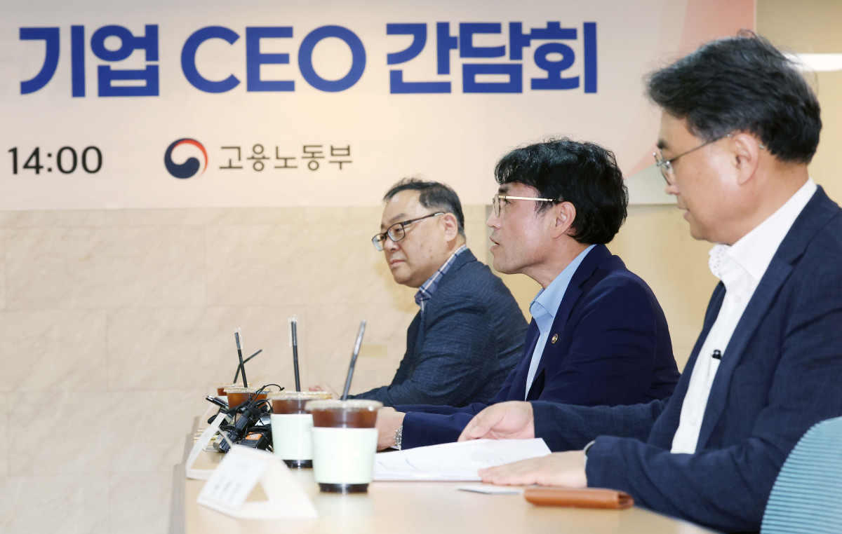 ▲권창준 고용노동부 차관이 21일 서울 중구 서울고용노동청에서 열린 ‘고용노동부-주요기업 CEO 간담회’에서 인사말을 하고 있다. 이날 간담회는 노조법 2·3조 개정(노란봉투법)을 앞두고 개정안으로 더 큰 영향을 받을 수 있는 철강·조선·자동차 기업들의 의견을 차관이 직접 듣고, 개정안에 대한 오해와 우려를 해소하기 위해 마련됐다. 신태현 기자 holjjak@