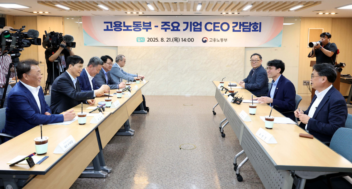 ▲권창준 고용노동부 차관이 21일 서울 중구 서울고용노동청에서 열린 ‘고용노동부-주요기업 CEO 간담회’에서 인사말을 하고 있다. 이날 간담회는 노조법 2·3조 개정(노란봉투법)을 앞두고 개정안으로 더 큰 영향을 받을 수 있는 철강·조선·자동차 기업들의 의견을 차관이 직접 듣고, 개정안에 대한 오해와 우려를 해소하기 위해 마련됐다. 신태현 기자 holjjak@