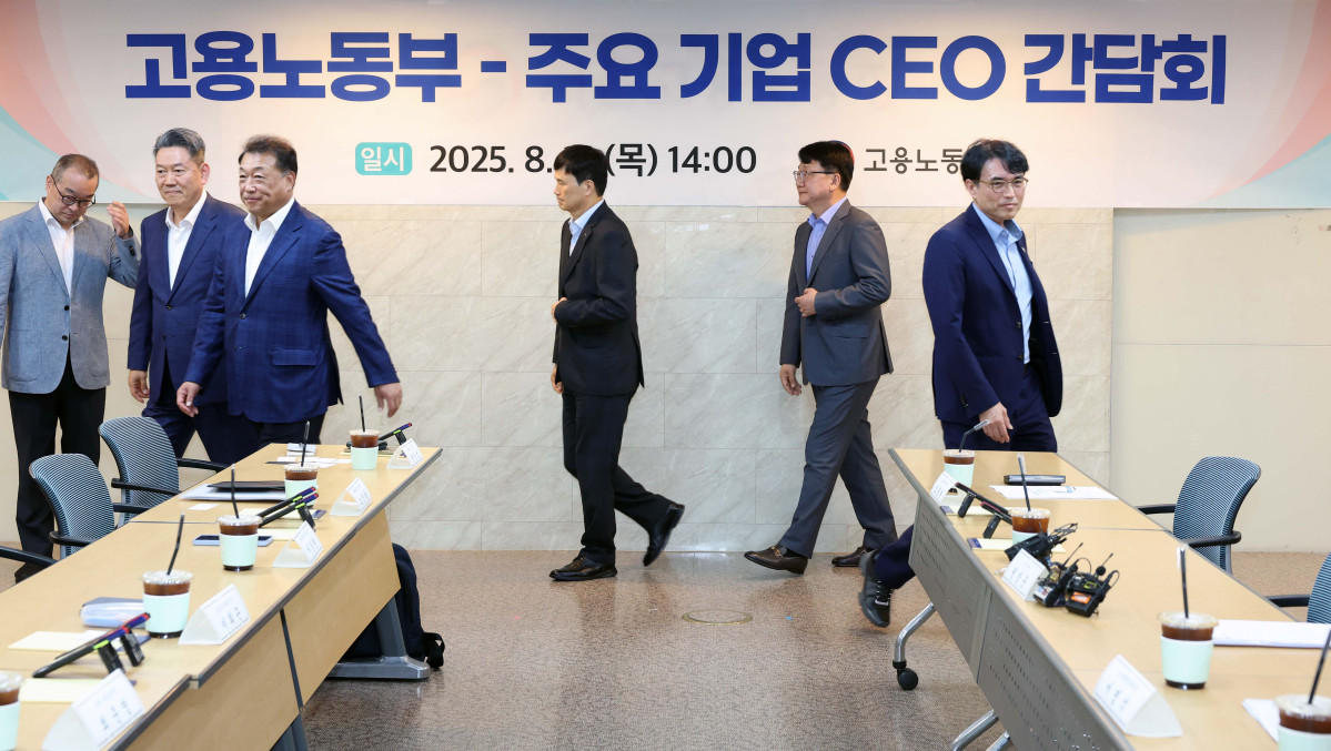 ▲권창준(오른쪽) 고용노동부 차관과 주요기업 대표들이 21일 서울 중구 서울고용노동청에서 열린 ‘고용노동부-주요기업 CEO 간담회’에서 기념촬영을 마친 뒤 자리로 향하고 있다. 이날 간담회는 노조법 2·3조 개정(노란봉투법)을 앞두고 개정안으로 더 큰 영향을 받을 수 있는 철강·조선·자동차 기업들의 의견을 차관이 직접 듣고, 개정안에 대한 오해와 우려를 해소하기 위해 마련됐다. 신태현 기자 holjjak@