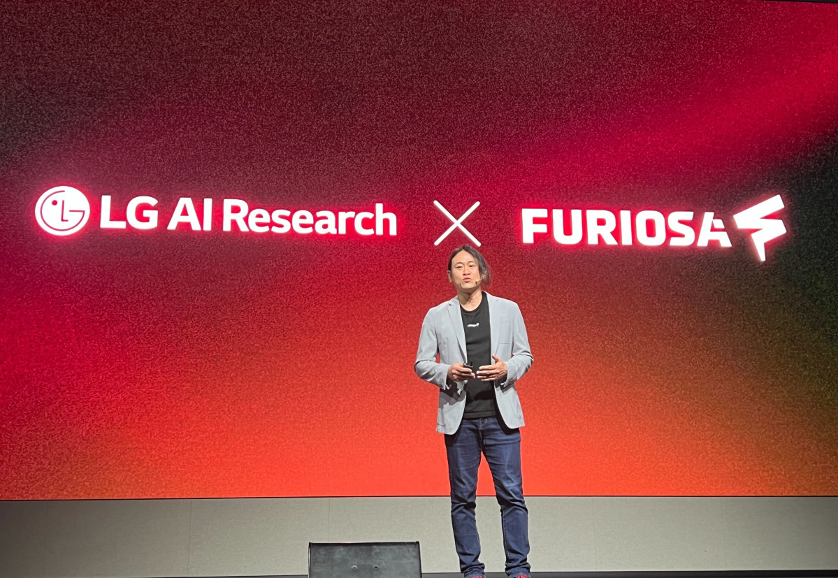 ▲백준호 퓨리오사AI 대표가 LG AI연구원과의 협업을 발표하고 있다. (자료제공=퓨리오사AI)