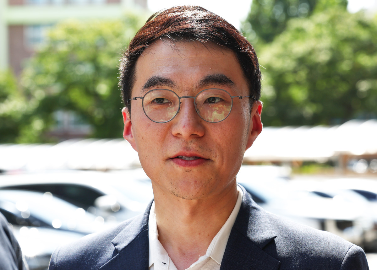 ▲거액의 가상자산(코인) 보유 사실을 숨기려 국회에 허위 재산 신고를 한 혐의로 기소됐다 1심에서 무죄를 선고받은 김남국 전 의원이 21일 서울 양천구 서울남부지방법원에서 열린 2심 선고를 마치고 취재진 질문에 답하고 있다. (연합뉴스)