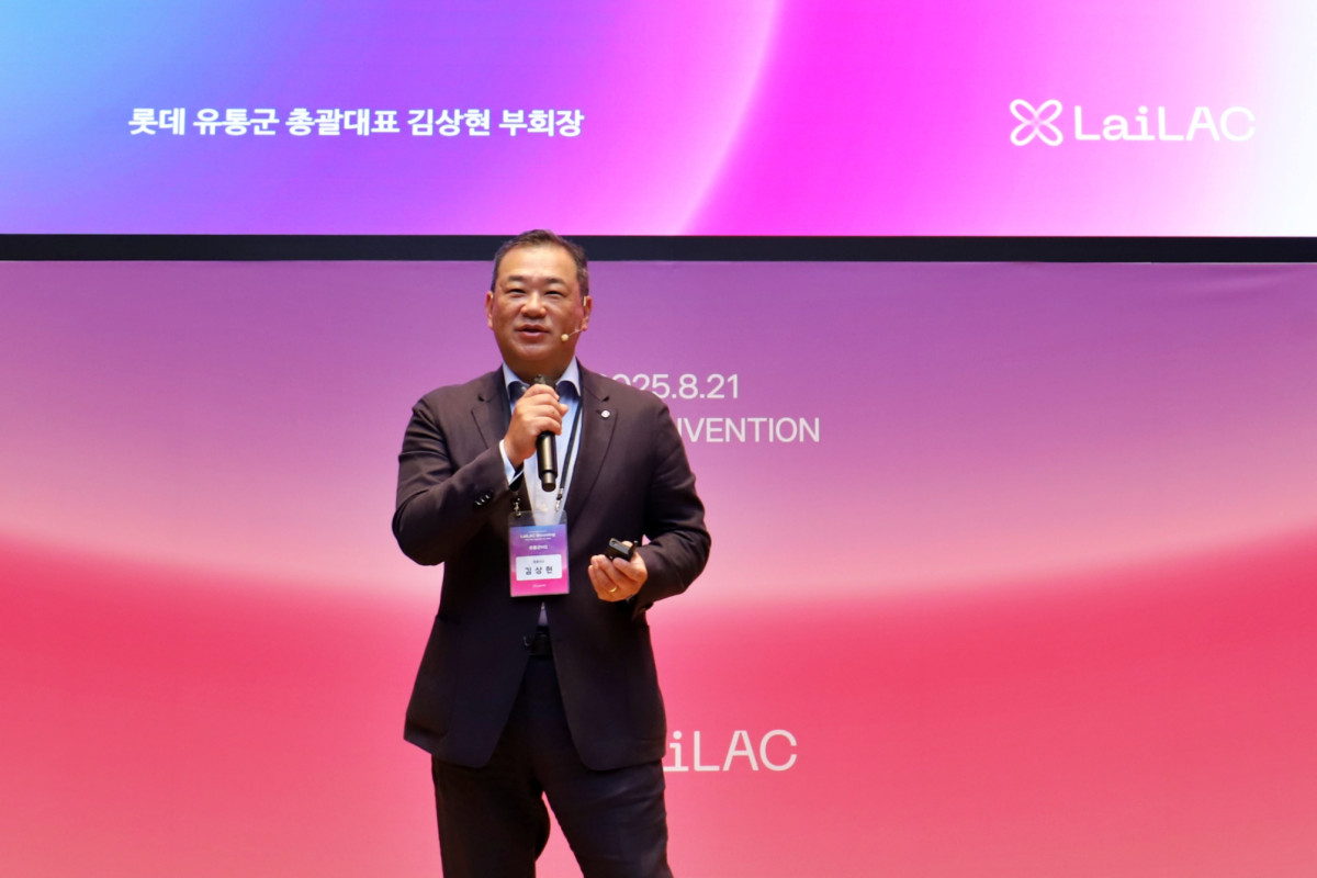 ▲김상현 롯데 유통군 총괄대표 부회장이 21일 서울 송파구 롯데월드타워에서 열린 제1회 ‘롯데 유통군 AI 컨퍼런스’에서 기조연설을 하고 있다.  (사진제공=롯데 유통군)