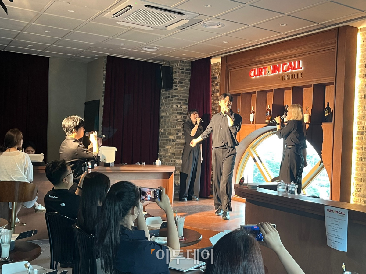 ▲21일 샤롯데씨어터는 이날 '커튼콜 인 샬롯' 언론 공개회를 개최하고 "뮤지컬을 미식으로 확장한 뮤지컬펍으로 뮤지컬 공연을 보다 색다르고 자유롭게 즐길 수 있는 공간"이라며 해당 기획을 설명했다. 커튼콜 직원들이 언론 공개회에서 시연 공연을 하고 있는 모습. (송석주 기자 ssp@)