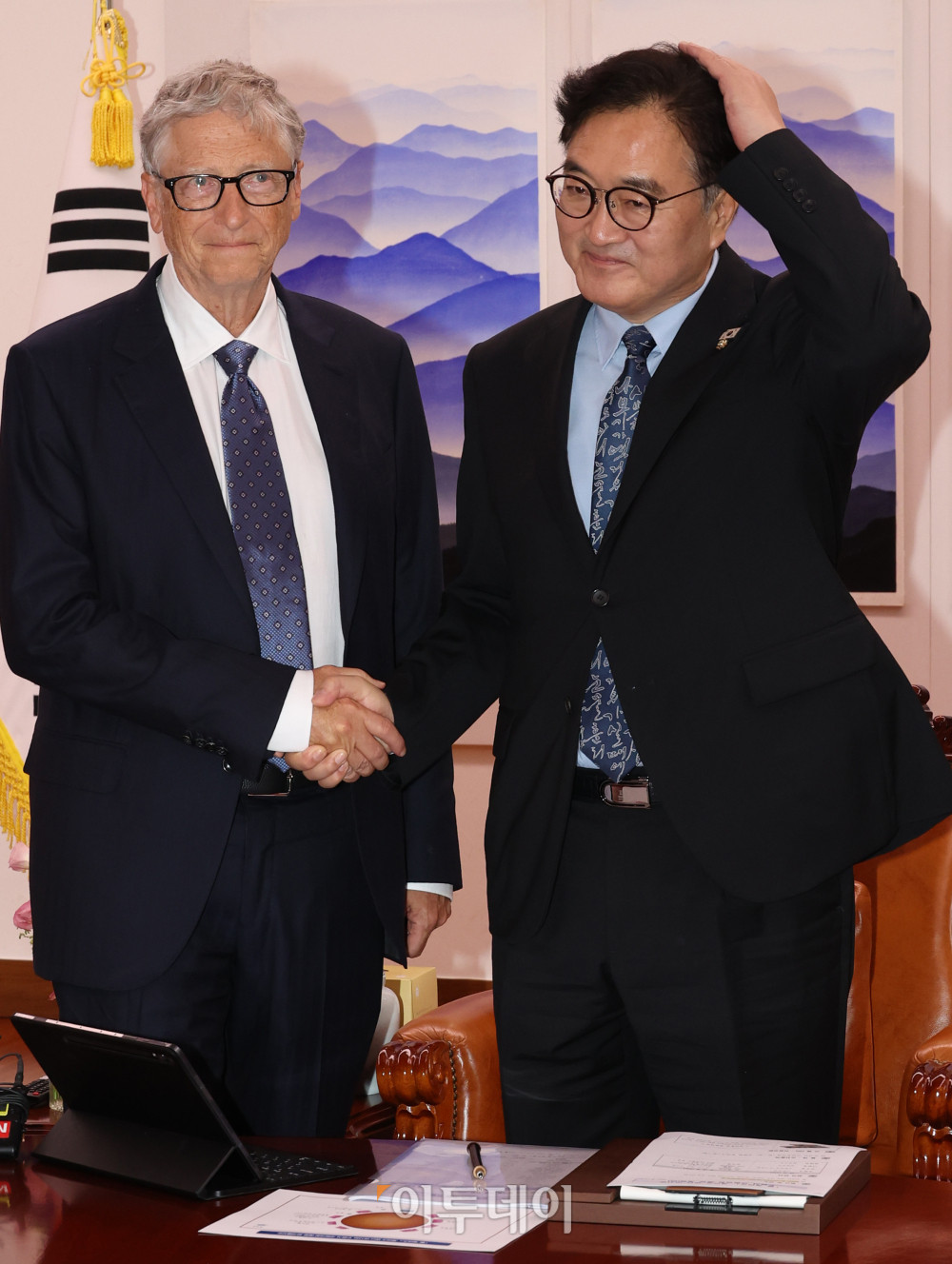 ▲우원식(오른쪽) 국회의장과 빌 게이츠 게이츠재단 이사장이 21일 서울 여의도 국회 본청 의장실에서 환담에 앞서 기념촬영을 하고 있다.