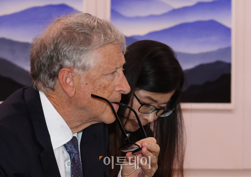 ▲빌 게이츠 게이츠재단 이사장이 21일 서울 여의도 국회 본청 의장실에서 우원식 국회의장의 발언을 듣고 있다. 