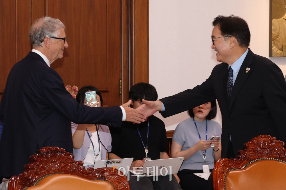 ▲우원식(오른쪽) 국회의장과 빌 게이츠 게이츠재단 이사장이 21일 서울 여의도 국회 본청 의장실에서 악수를 하고 있다. 