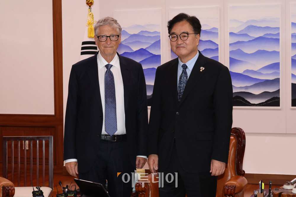 ▲우원식(오른쪽) 국회의장과 빌 게이츠 게이츠재단 이사장이 21일 서울 여의도 국회 본청 의장실에서 환담에 앞서 기념촬영을 하고 있다. 