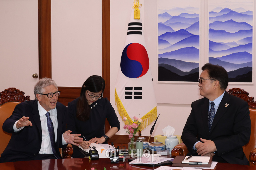 ▲우원식(오른쪽) 국회의장과 빌 게이츠 게이츠재단 이사장이 21일 서울 여의도 국회 본청 의장실에서 환담을 하고 있다. 