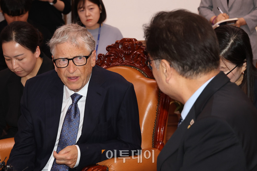 ▲우원식(오른쪽) 국회의장과 빌 게이츠 게이츠재단 이사장이 21일 서울 여의도 국회 본청 의장실에서 환담을 하고 있다. 