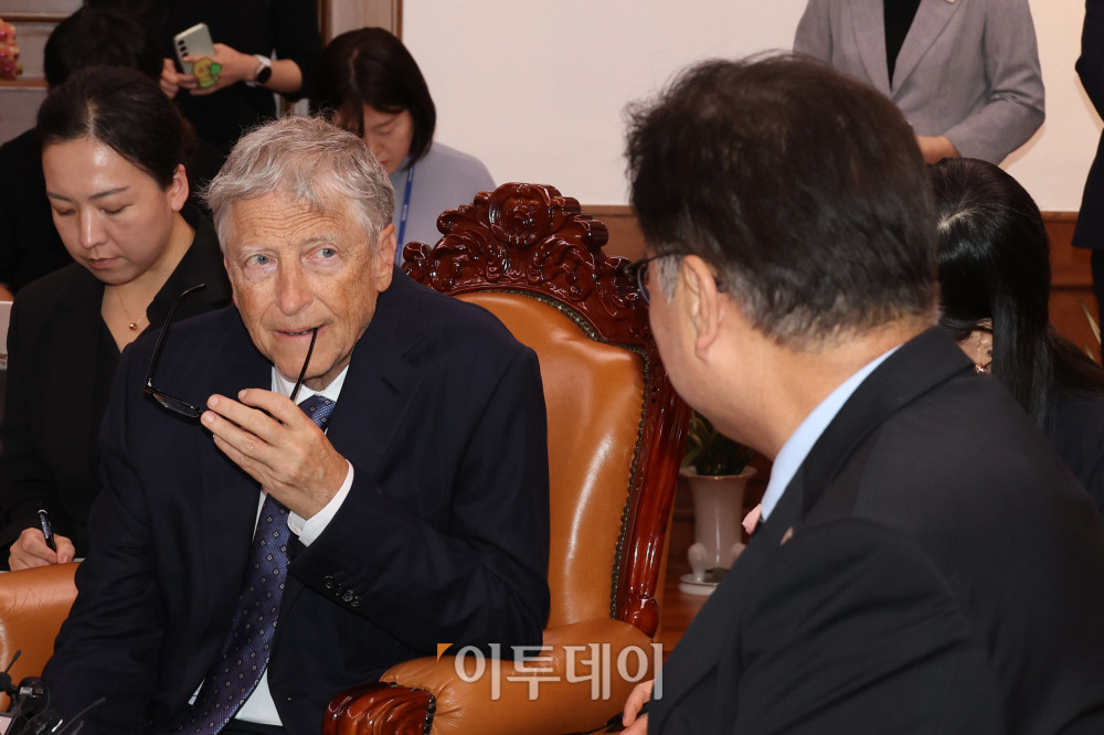 ▲빌 게이츠 게이츠재단 이사장이 21일 서울 여의도 국회 본청 의장실에서 우원식 국회의장의 발언을 듣고 있다. 