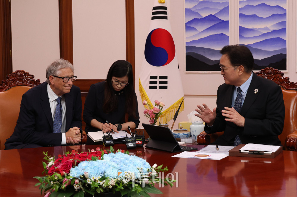 ▲우원식(오른쪽) 국회의장과 빌 게이츠 게이츠재단 이사장이 21일 서울 여의도 국회 본청 의장실에서 환담을 하고 있다. 