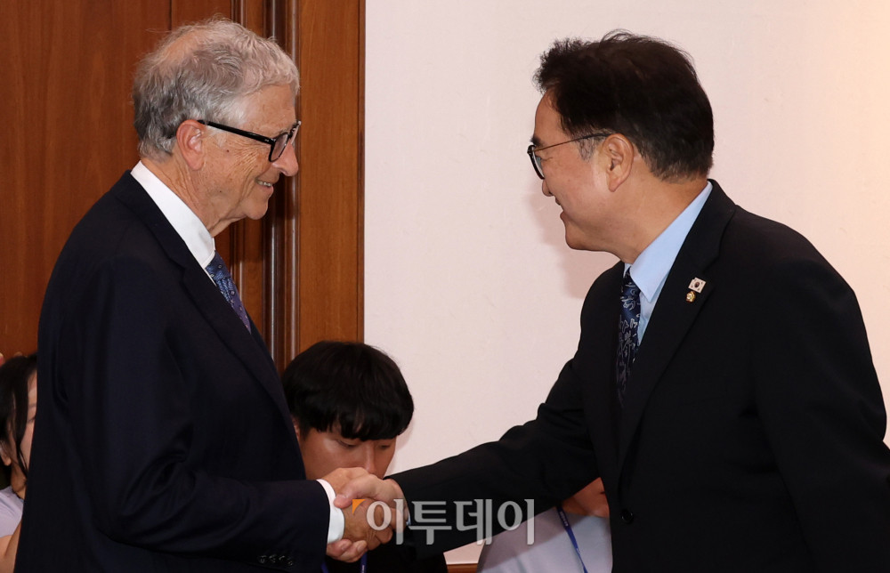 ▲우원식(오른쪽) 국회의장과 빌 게이츠 게이츠재단 이사장이 21일 서울 여의도 국회 본청 의장실에서 악수를 하고 있다.