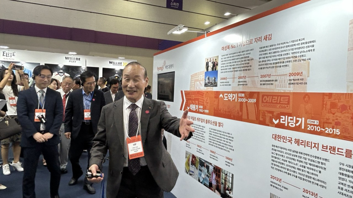 ▲20일 서울 강남구 삼성동 코엑스에서 열린 '프리뷰 인 서울 2025'에서 최병오 패션그룹형지 회장이 형지의 역사에 대해 설명하고 있다. (사진=연희진 기자)