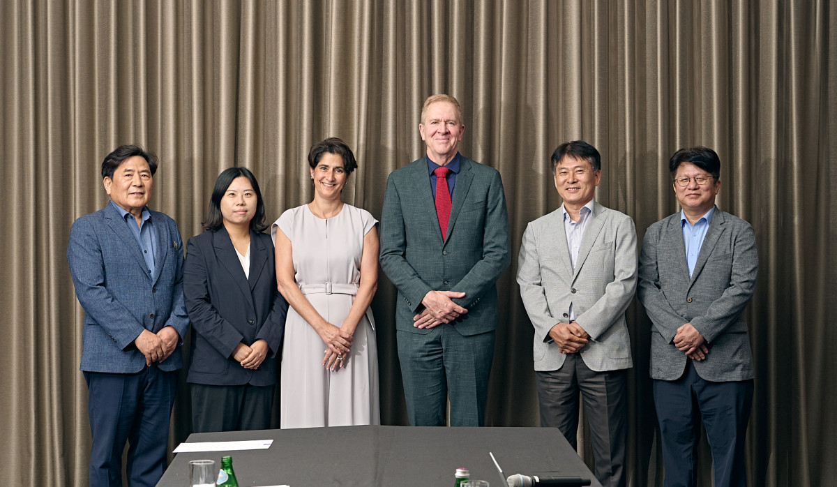 ▲20일 유바이오로직스와 게이츠재단 주요관계자들이 미팅을 마치고 기념 촬영하고 있다. 왼쪽부터 백영옥 유바이오로직스 대표이사, 박영란 유바이오로직스 이사, 이자벨 토레스 게이츠재단 수석 고문, 트레버 먼델 게이츠재단 글로벌헬스 부문 회장, 허태영 유바이오로직스 대표이사, 이찬규 유바이오로직스 백신연구소 부사장. (사진제공=라이트재단)
