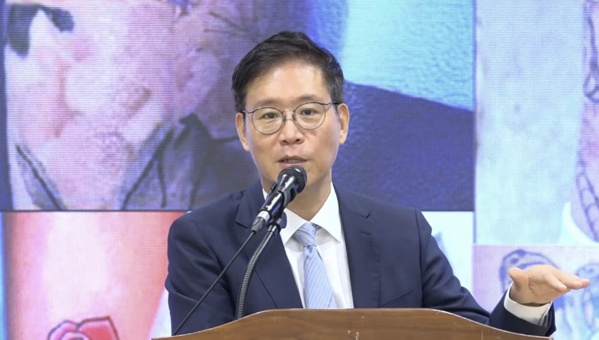 ▲21일 서울 용산구 대한의사협회관에서 개최된 브리핑에 조항래 대한피부과의사회 회장이 참석해 비의료인의 문신 시술 위험성을 설명하고 있다. (대한의사협회 유튜브 갈무리)