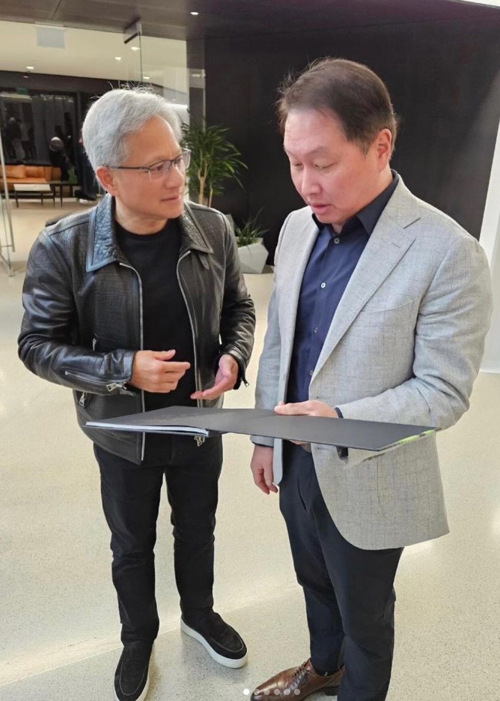 ▲젠슨 황 엔비디아 CEO(왼쪽)과 만난 최태원 SK그룹 회장  (최태원 회장 SNS 캡쳐)