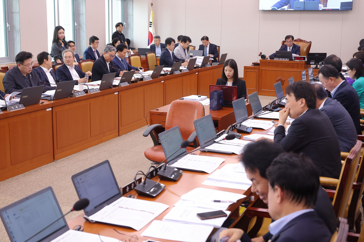 ▲21일 국회에서 열린 국토교통위원회 전체회의에서 맹성규 위원장이 의사봉을 두드리고 있다. (연합뉴스)