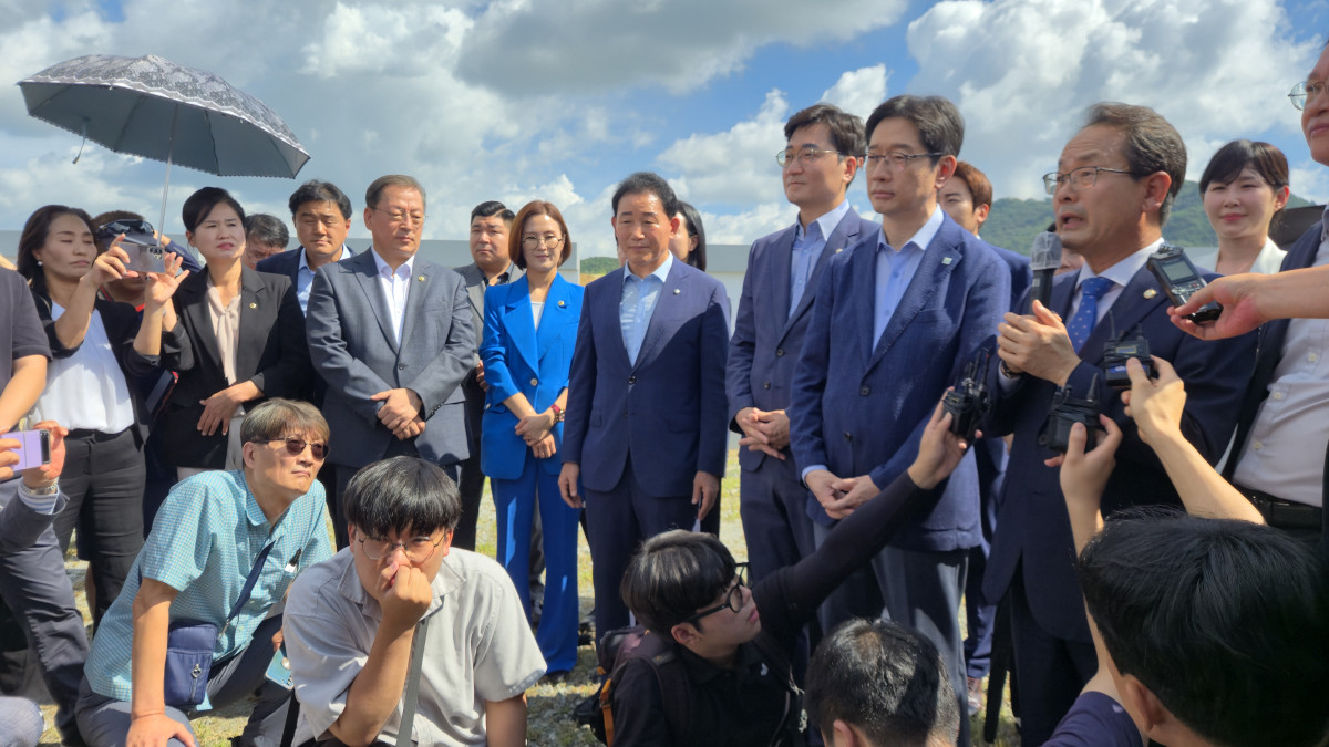 ▲김경수 지방시대위원장과 충청권 민주당 의원들이 20일 세종시에 있는 국회세종의사당 예정부지를 방문해 행정수도 완성 공약을 이행하겠다는 설명을 하고 있다. (연합뉴스)