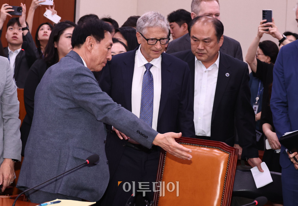 ▲빌 게이츠 게이츠재단 이사장이 21일 서울 여의도 국회 외교통일위원회를 방문해 김석기 외통위원장의 안내에 따라 자리로 향하고 있다. 고이란 기자 photoeran@