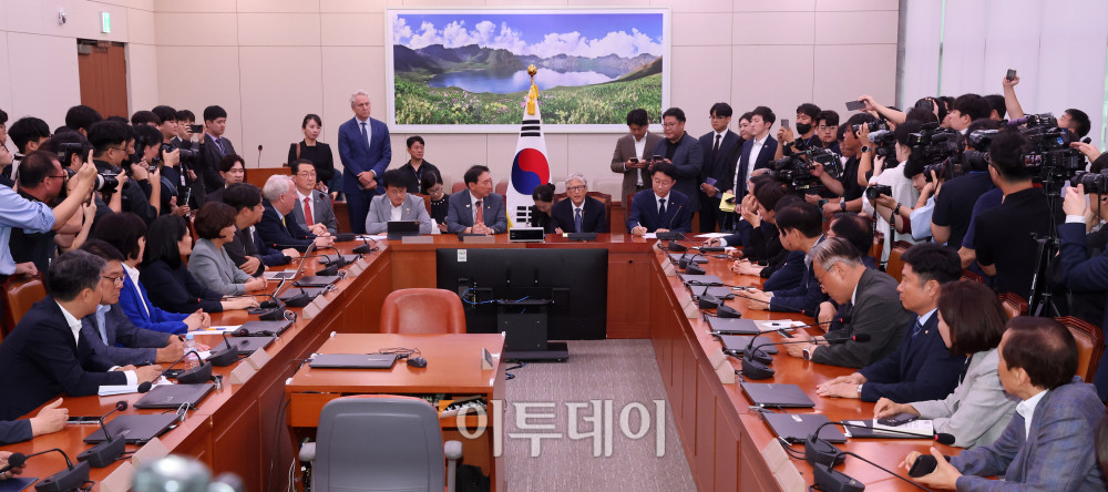 ▲빌 게이츠 게이츠재단 이사장이 21일 서울 여의도 국회 외교통일위원회를 찾아 '한국의 글로벌 조건 기여와 리더십'을 주제로 간담회를 하고 있다. 고이란 기자 photoeran@