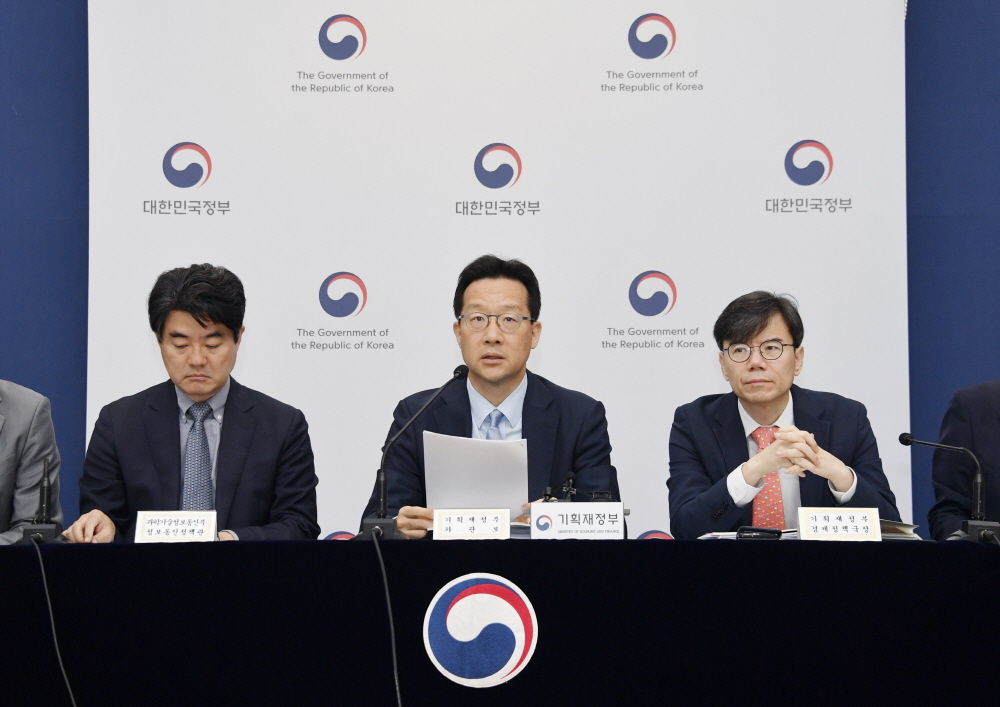 ▲인대 기획재정부 차관보(가운데)가 19일 오전 정부세종청사 중앙동에서 열린 '새정부 경제성장전략 상세 브리핑'에서 주요내용을 발표하고 있다. (사진제공=기획재정부)