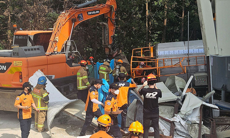 ▲21일 전남 순천시 서면 순천일반산업단지 내 레미콘 공장에서 지상 간이탱크 청소 작업자 3명이 쓰러져 소방 당국이 구조 작업을 하고 있다. (사진제공=연합뉴스)