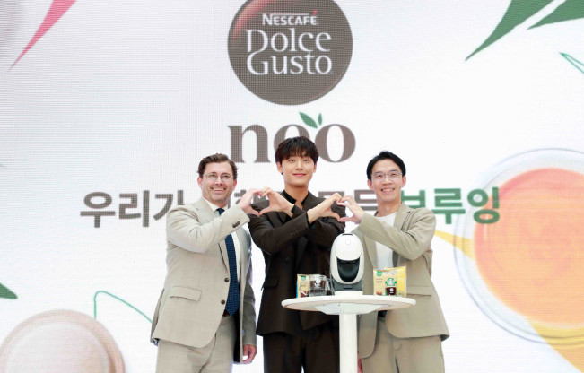 ▲네슬레코리아가 21일 서울 영등포구 타임스퀘어 1층에서 진행한 네스카페 돌체구스토 네오 신제품 출시 기념 행사에 왼쪽부터 토마스 카소 네슬레코리아 대표와 브랜드 엠베서더 이도현 배우, 아피왓 이리야피차트 네슬레코리아 커피사업부 부문장이 기념 촬영을 하고 있다. (사진제공=네슬레코리아)