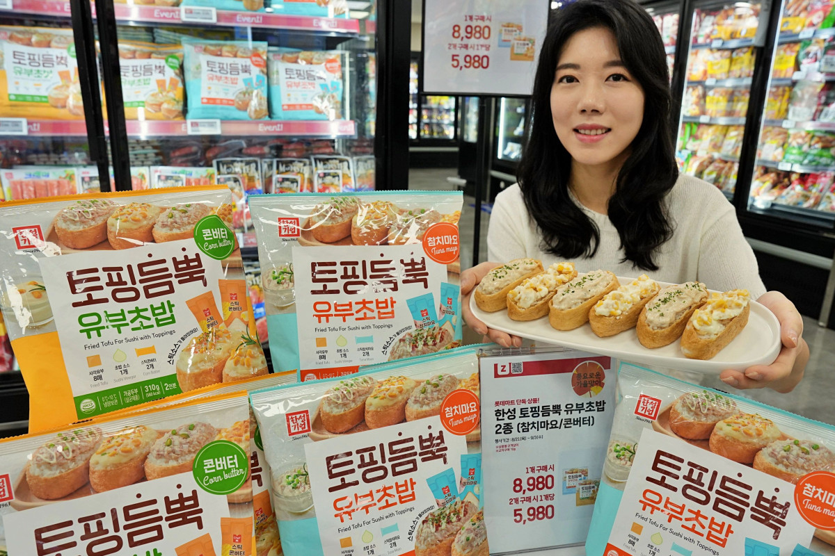 ▲문다혜 롯데마트 냉장식품팀 MD가 서울시 송파구에 위치한 롯데마트 제타플렉스 잠실역점 냉장식품 코너에서 '토핑 듬뿍 유부초밥'을 홍보하고 있다. (사진제공=롯데마트)