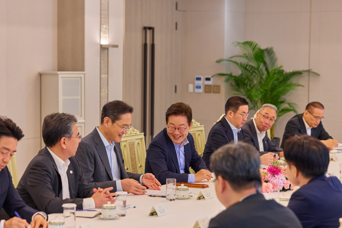 ▲이재명 대통령이 19일 서울 용산 대통령실 청사에서 미일 순방 경제인 간담회를 하고 있다.  왼쪽부터 장재훈 현대차 부회장, 이재용 삼성전자 회장, 이 대통령, 구광모 LG그룹 회장, 박지원 두산그룹 부회장 겸 두산에너빌리티 회장, 위성락 국가안보실장. (사진제공=대통령실)