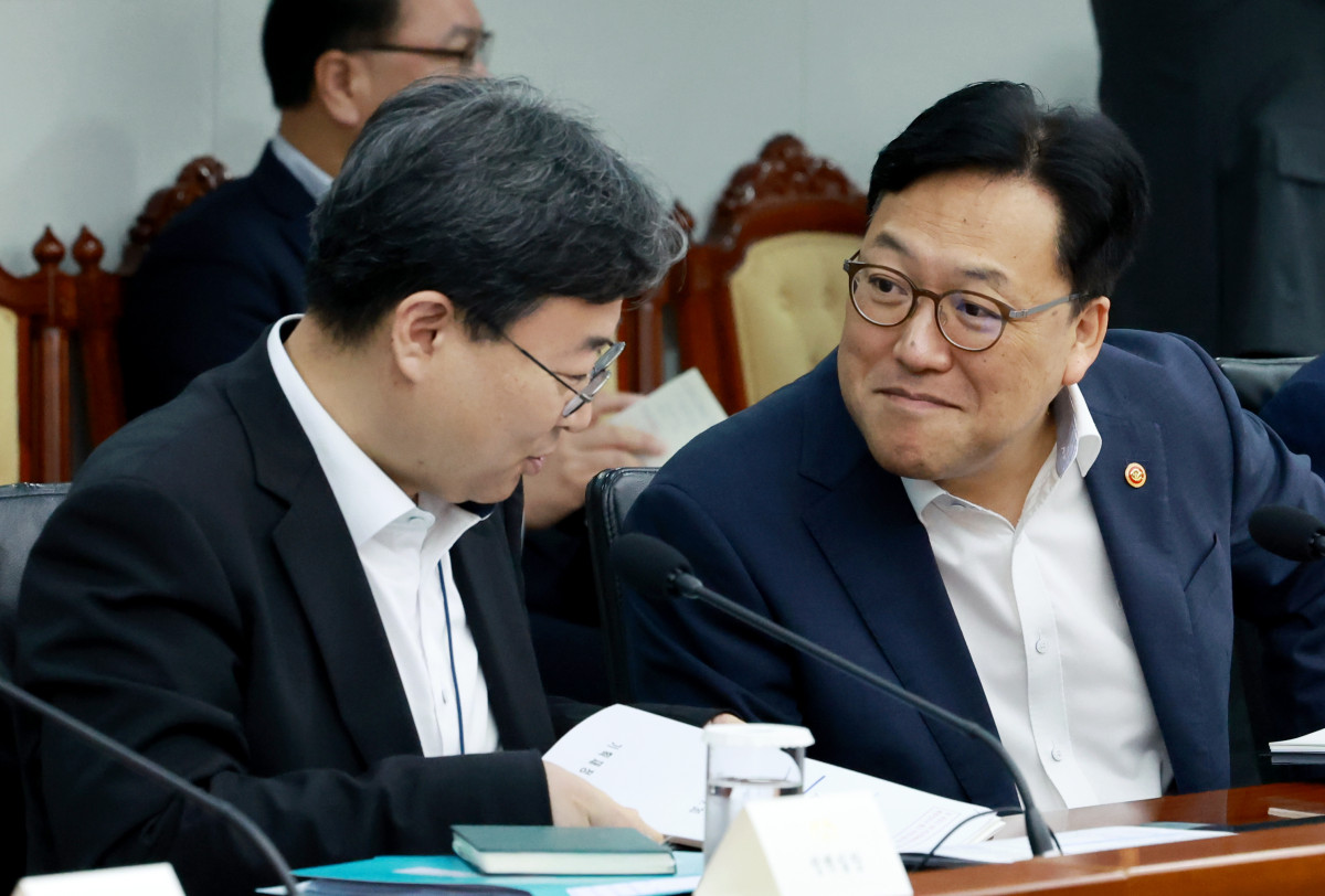 ▲하준경 대통령실 경제성장수석(왼쪽)과 김병환 금융위원장이 30일 서울 용산 대통령실 청사에서 이재명 대통령 주재로 열린 비상경제점검 태스크포스(TF) 3차 회의에 참석해 논의하고 있다. (연합뉴스)