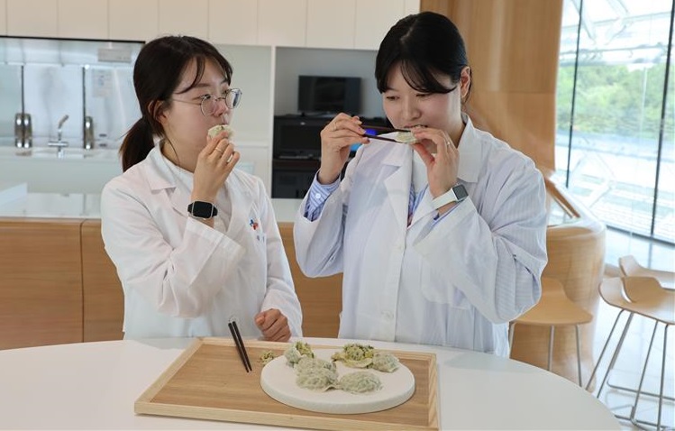 ▲ CJ제일제당 연구원들이 비비고 만두의 맛품질을 평가하고 있다. (사진제공=CJ제일제당)