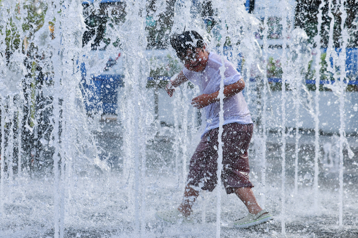 ▲서울 한낮 기온이 33도까지 오르며 더운 날씨를 보인 21일 서울 종로구 광화문광장 분수대에서 한 어린이가 물놀이를 즐기고 있다. (연합뉴스)