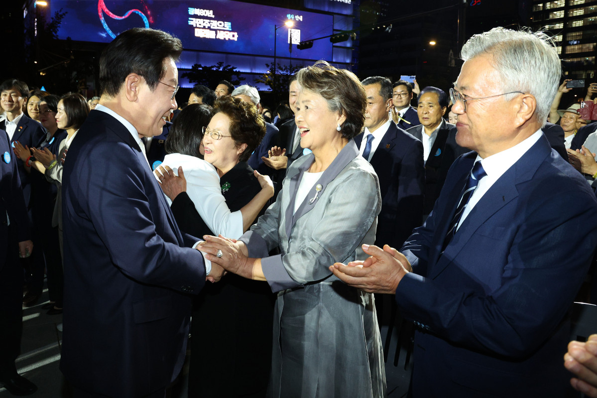 ▲이재명 대통령이 문재인 전 대통령, 김정숙 여사와 15일 서울 광화문광장에서 열린 제21대 대통령 국민임명식 행사에서 인사하고 있다. (연합뉴스)