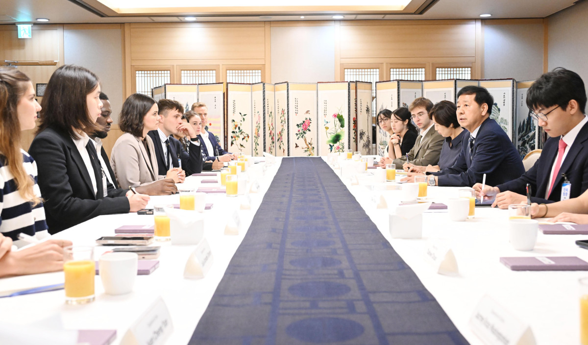 ▲구윤철 부총리 겸 기획재정부 장관이 서울 종로구 정부서울청사에서 AI 경진대회에 참가한 글로벌 대학생들(스텐포드, 옥스포드 등)과 대화하고 있다. (뉴시스)