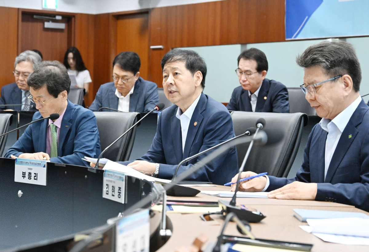 ▲구윤철 경제부총리 겸 기획재정부 장관이 22일 서울 중구 서울중앙우체국 포스트타워에서 ‘산업안전 관련 공공기관 긴급간담회’를 주재하고 있다. (사진제공=기획재정부)