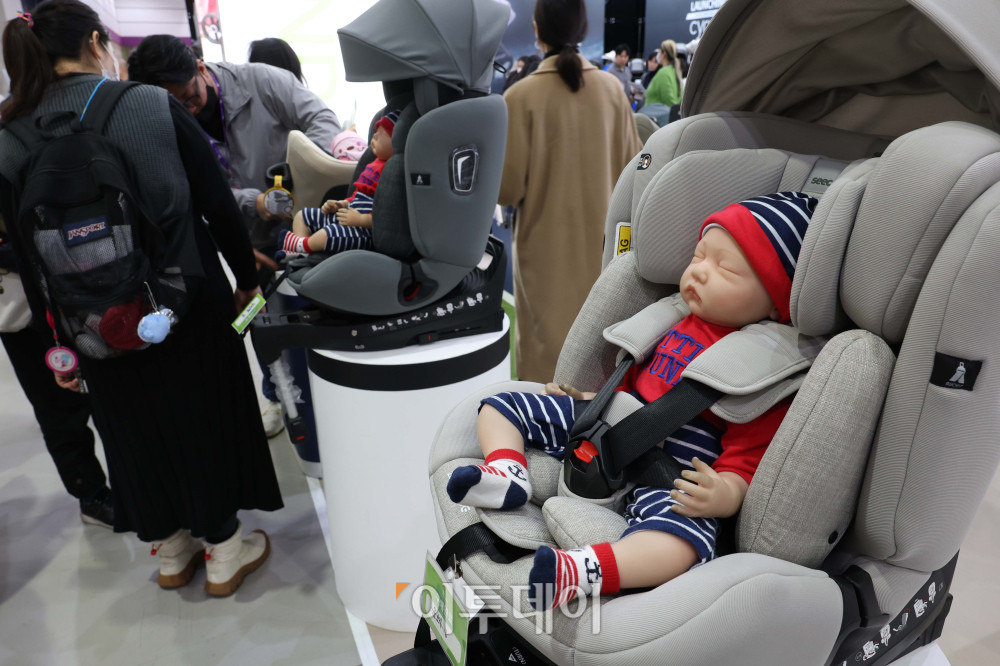 ▲올해 2월 서울 강남구 코엑스에서 열린 ‘베페 베이비페어’에서 참관객들이 육아용품을 살펴보고 있다. 베페 베이비페어에선 ‘아기와 가족이 행복한 세상 만들기’를 주제로 국내외 임신, 출산, 육아관련 대표 브랜드와 제품들이 전시된다. 신태현 기자 holjjak@ (이투데이DB)