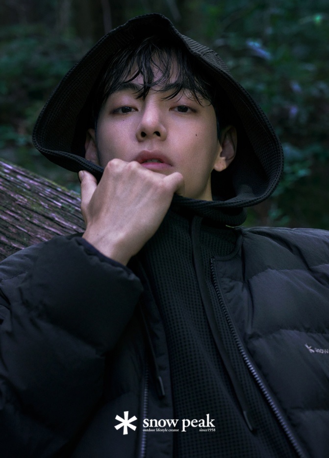 ▲프리미엄 아웃도어 브랜드 스노우피크 어패럴이 22일 글로벌 아티스트 방탄소년단(BTS) ‘뷔’를 새로운 브랜드 모델로 선정해 화보를 공개했다.  (사진제공 = 스노우피크 어패럴)