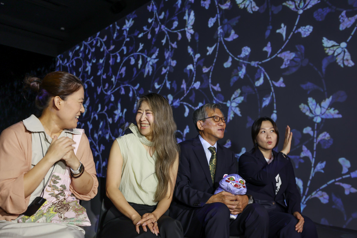 ▲21일 서울 용산구 국립중앙박물관을 예방한 넷플릭스 애니메이션 '케이팝 데몬 헌터스'의 매기 강 감독(왼쪽 두번째)이 유홍준 관장(오른쪽)과 함께 디지털 실감영상관에서 김진경 디지털박물관과 학예연구사의 설명을 들으며 영상을 감상하고 있다. 왼쪽부터 김진경 학예연구사, 매기 강 감독, 유홍준 관장, 김민영 넷플릭스 아시아 태평양지역(인도제외) 콘텐츠 총괄 (연합뉴스)