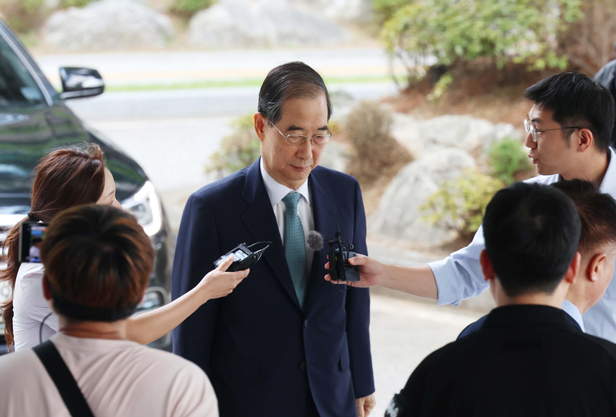 ▲비상계엄 사태에 가담·방조한 혐의를 받는 한덕수 전 국무총리가 22일 서울 서초구 서울고등검찰청에 마련된 내란특별검사팀 사무실에 피의자 신분으로 출석하고 있다. 신태현 기자 holjjak@