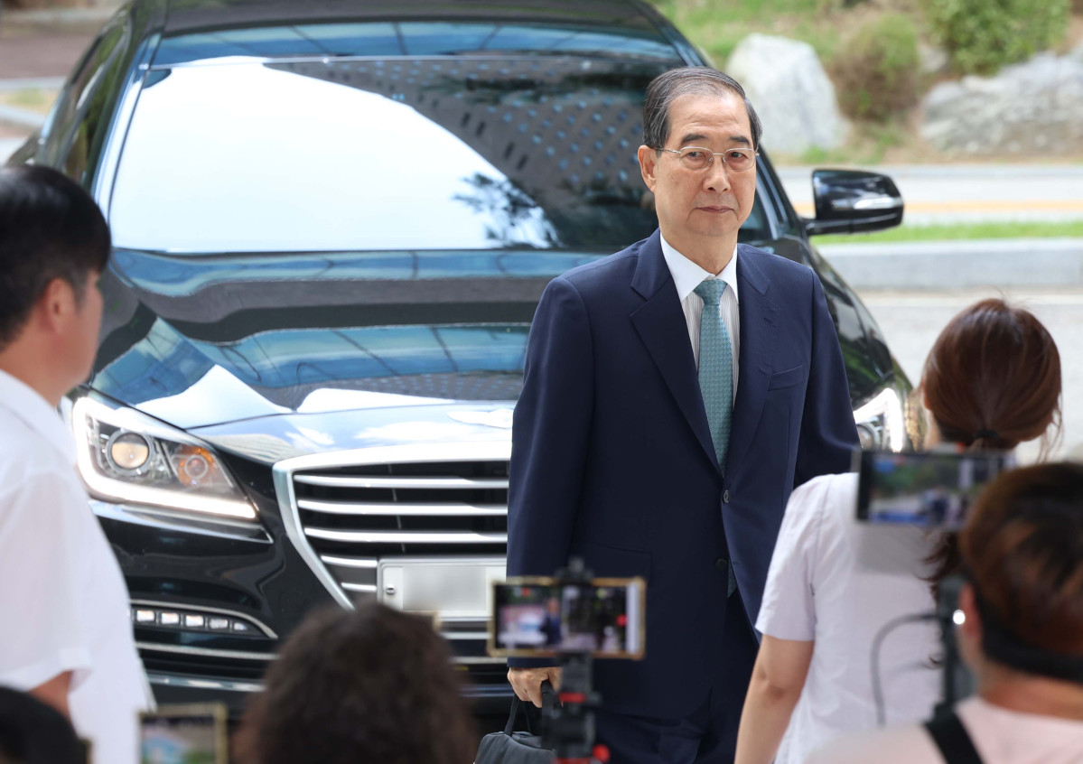 ▲비상계엄 사태에 가담·방조한 혐의를 받는 한덕수 전 국무총리가 22일 서울 서초구 서울고등검찰청에 마련된 내란특별검사팀 사무실에 피의자 신분으로 출석하고 있다. 신태현 기자 holjjak@